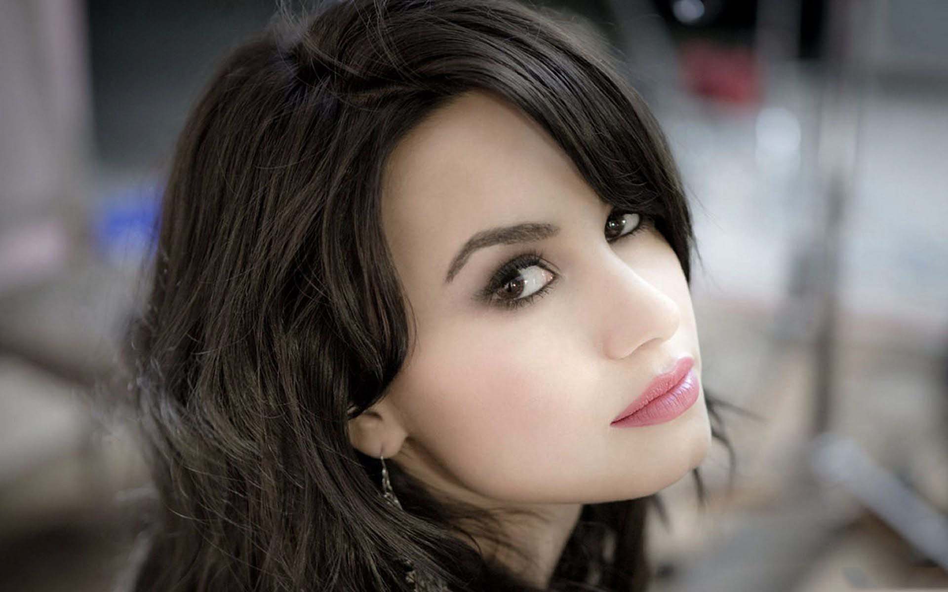 Demi Lovato Wallpaper Smile Look Pose Free Mobile Hd Desktop Background Wallpaper