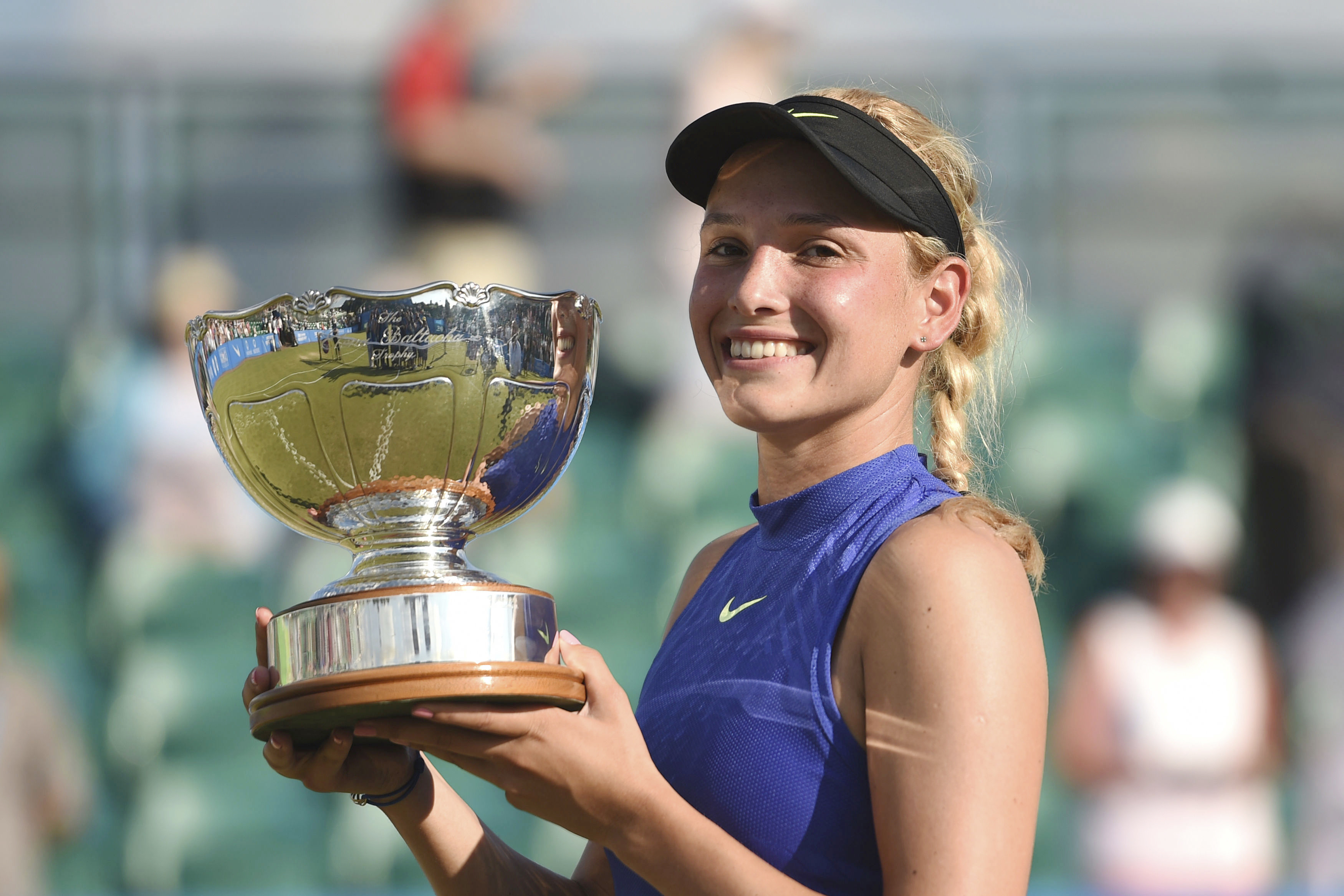 Amazing Donna Vekic Smiling Face With Cup Hd Mobile Download Background Free Images
