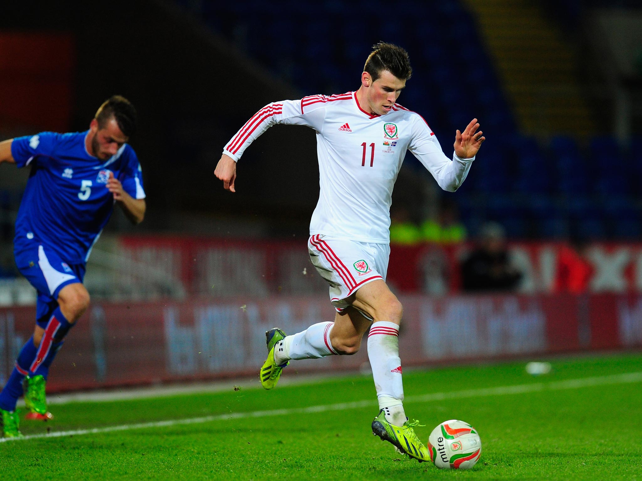 Gareth Bale Taking Ball To Goal Free Mobile Hd Photos