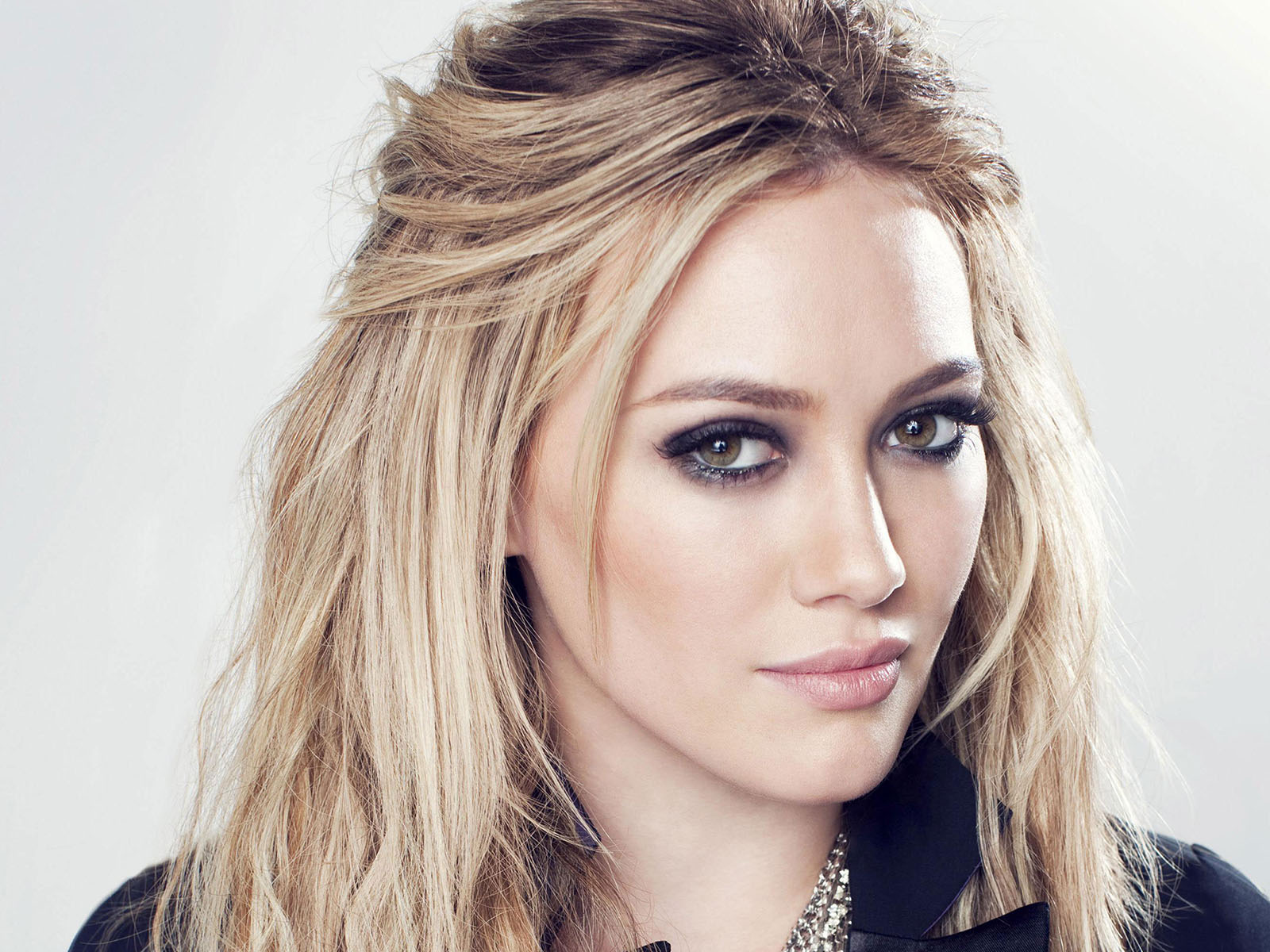 Hd Hilary Duff Stunning Hot Eye Look Pose Free Background Download Laptop Wallpaper