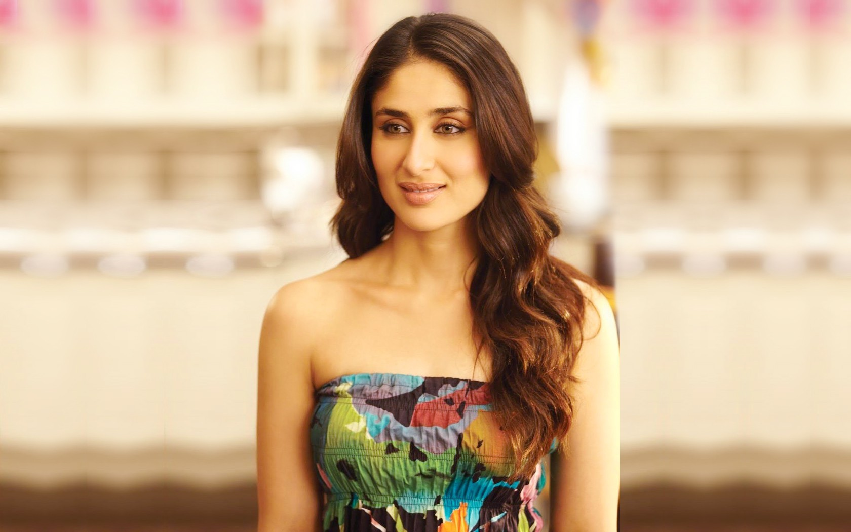 Smiling Face Kareena Kapoor Hd Wallpapers