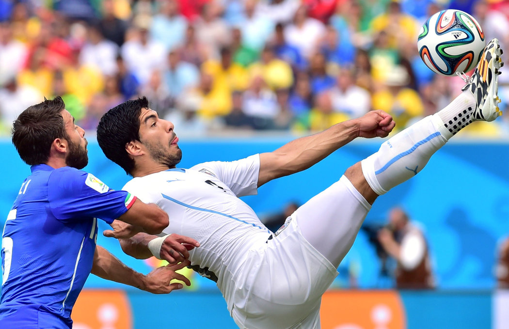 Desktop Luis Suarez Football Soccer Player Hd Free Kick Ball Air Goal Background Mobile Download Wallpapers