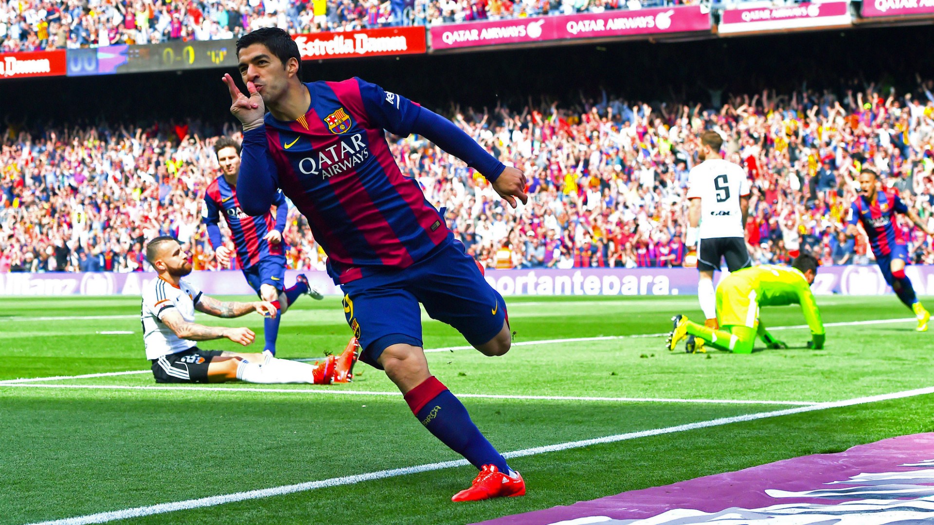 Hd Luis Suarez Football Soccer Player Free Kick Ball Running Background Mobile Desktop Download Photos