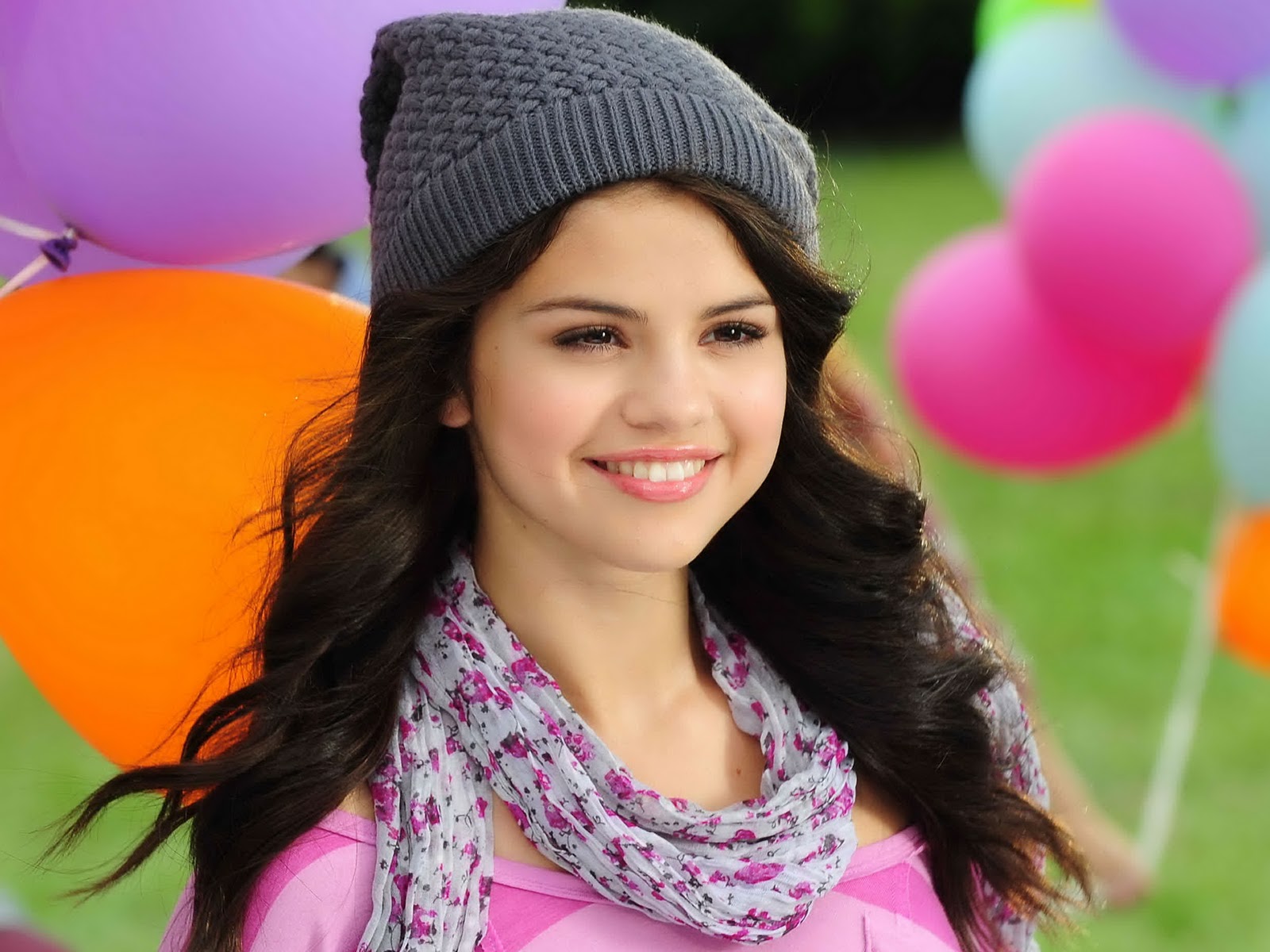 Amazing Selena Gomez Beautiful Smiling Face Look Desktop Background Mobile Free Hd Wallpaper