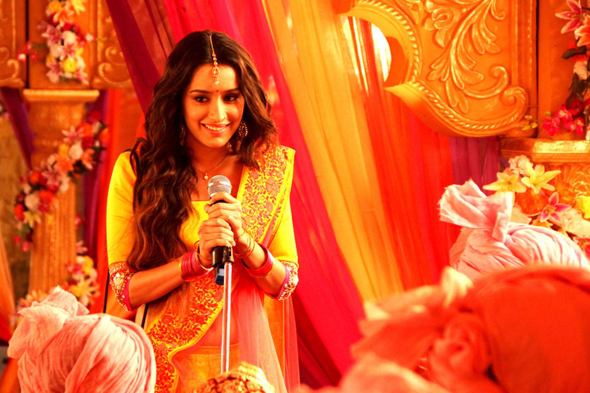 Hd Shraddha Kapoor Beautiful Singing Style Background Hd Mobile Download Images