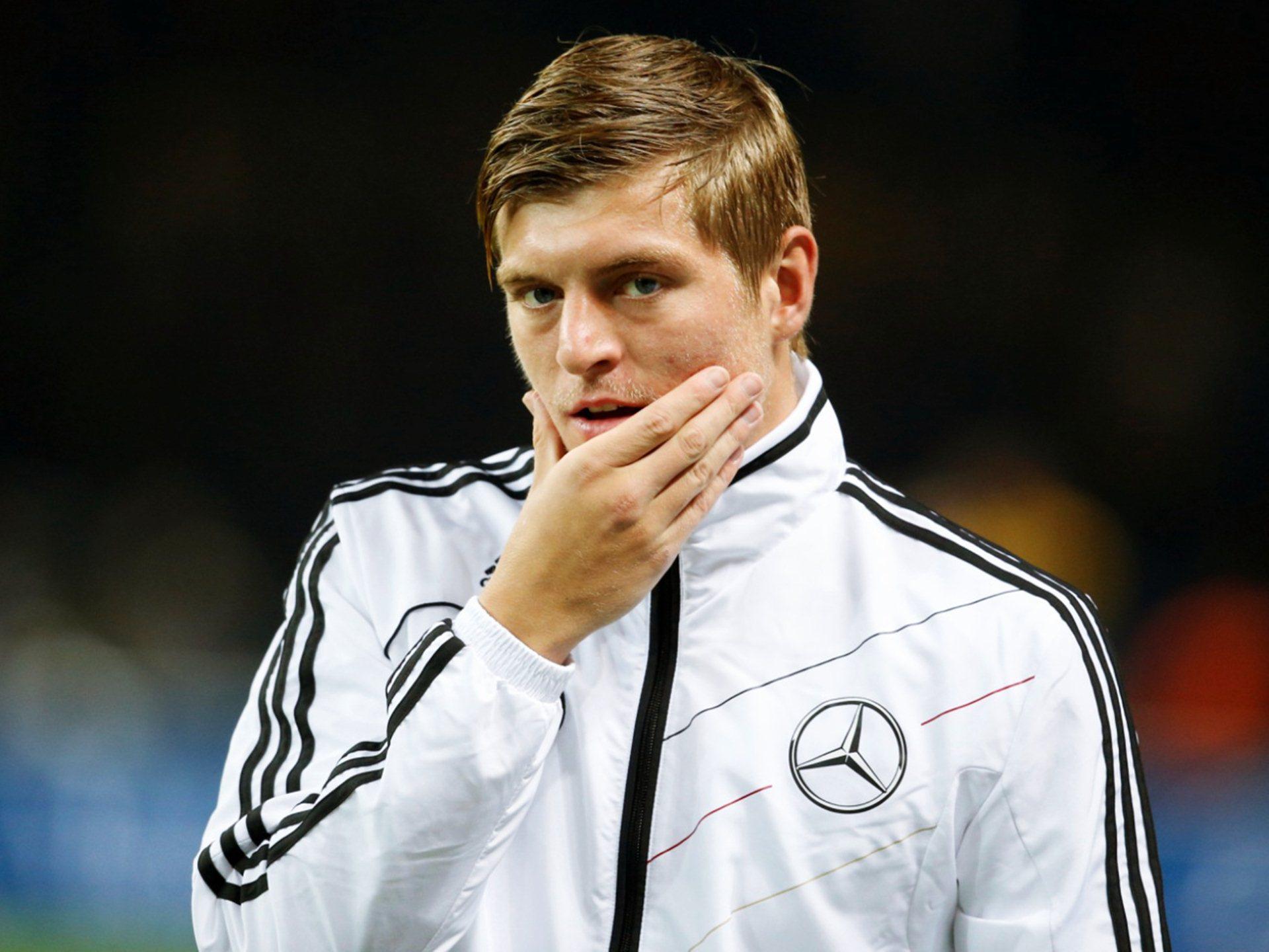 Download Toni Kroos Football Soccer Player Free Mobile Checking Face Hd Background Desktop Pictures