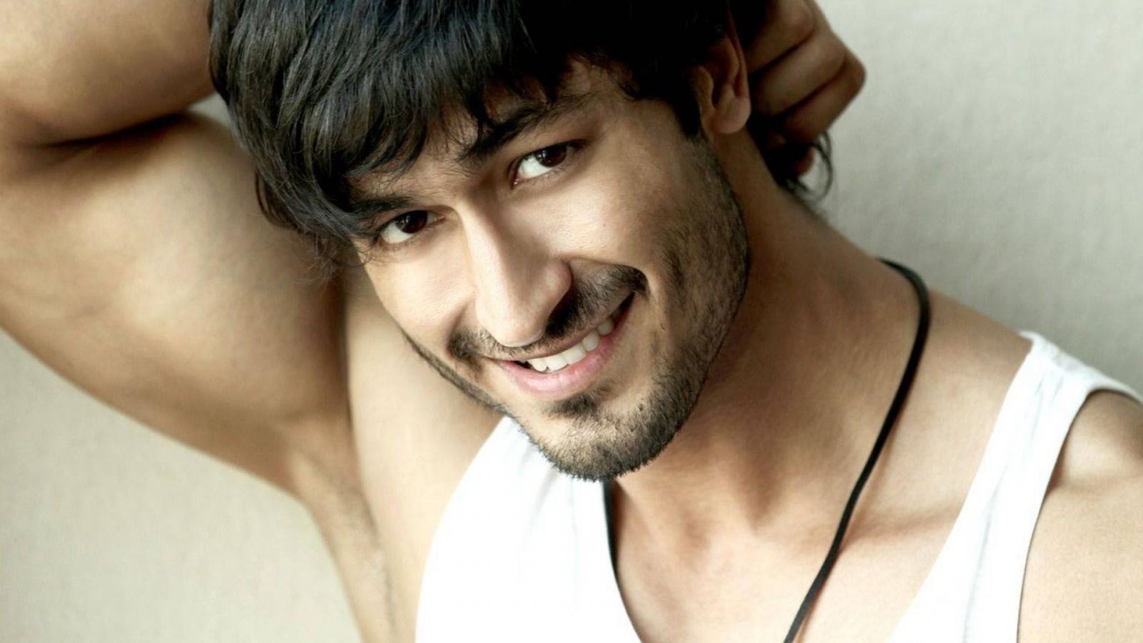 Stunning Vidyut Jamwal Smile Face Free Mobile Background Download Hd Pictures