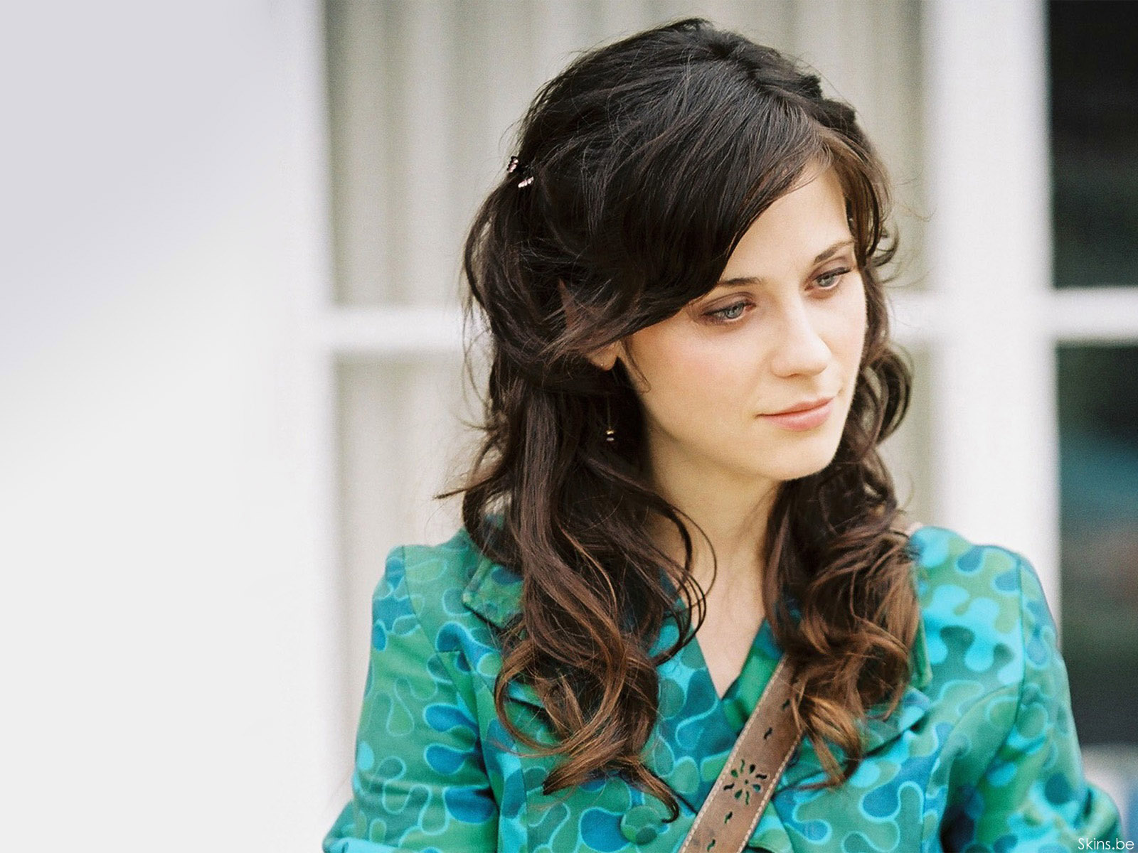 gorgeous actress zooey claire deschanel sing a song image