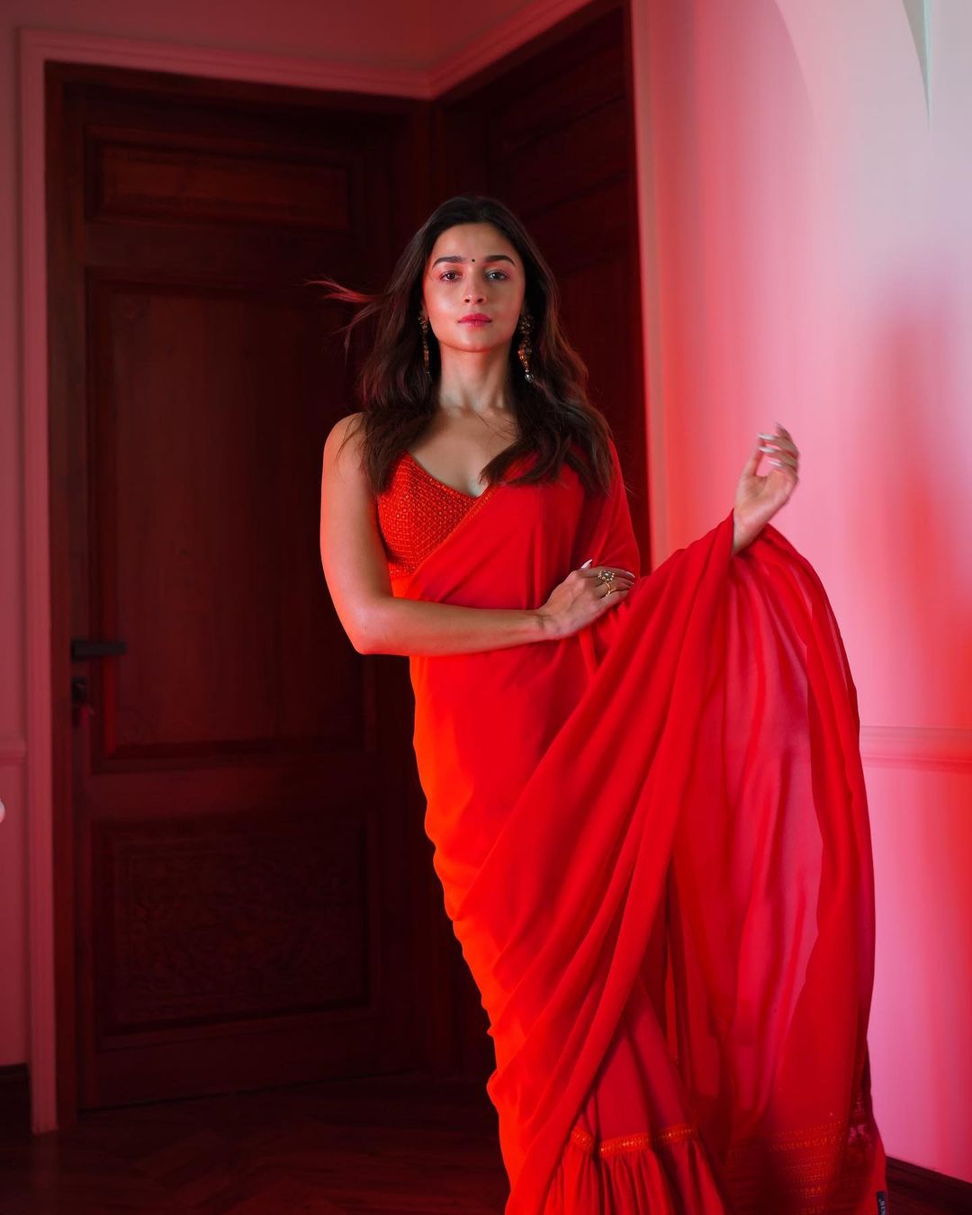 Alia Bhatt Red Saree Glamorous Wallpaper Mobile Looking Very Beautiful