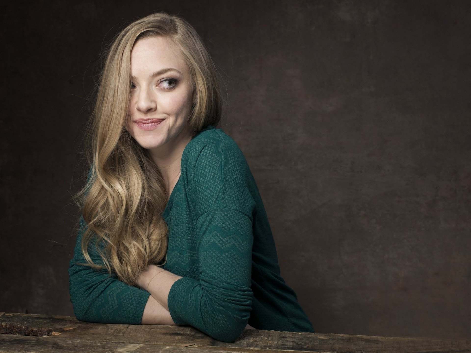 amanda seyfried cute laptop download free pictures