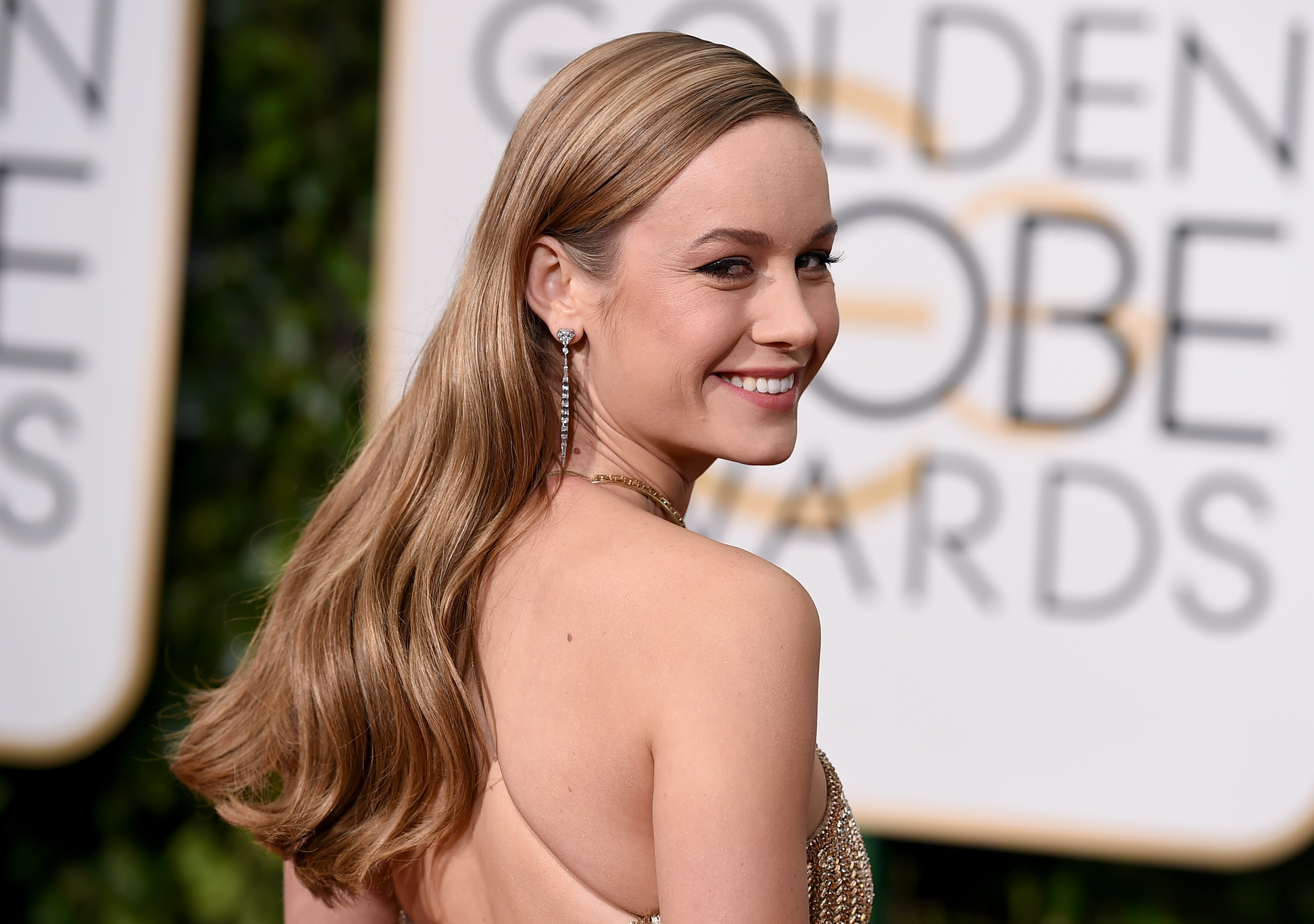 smiling brie larson red carpet freehairstyle