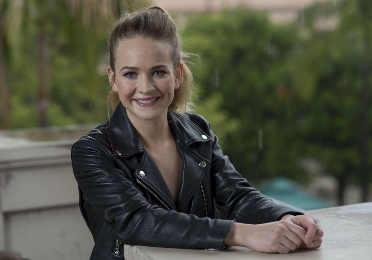 download trendy britt robertson wallpaper collection for pc