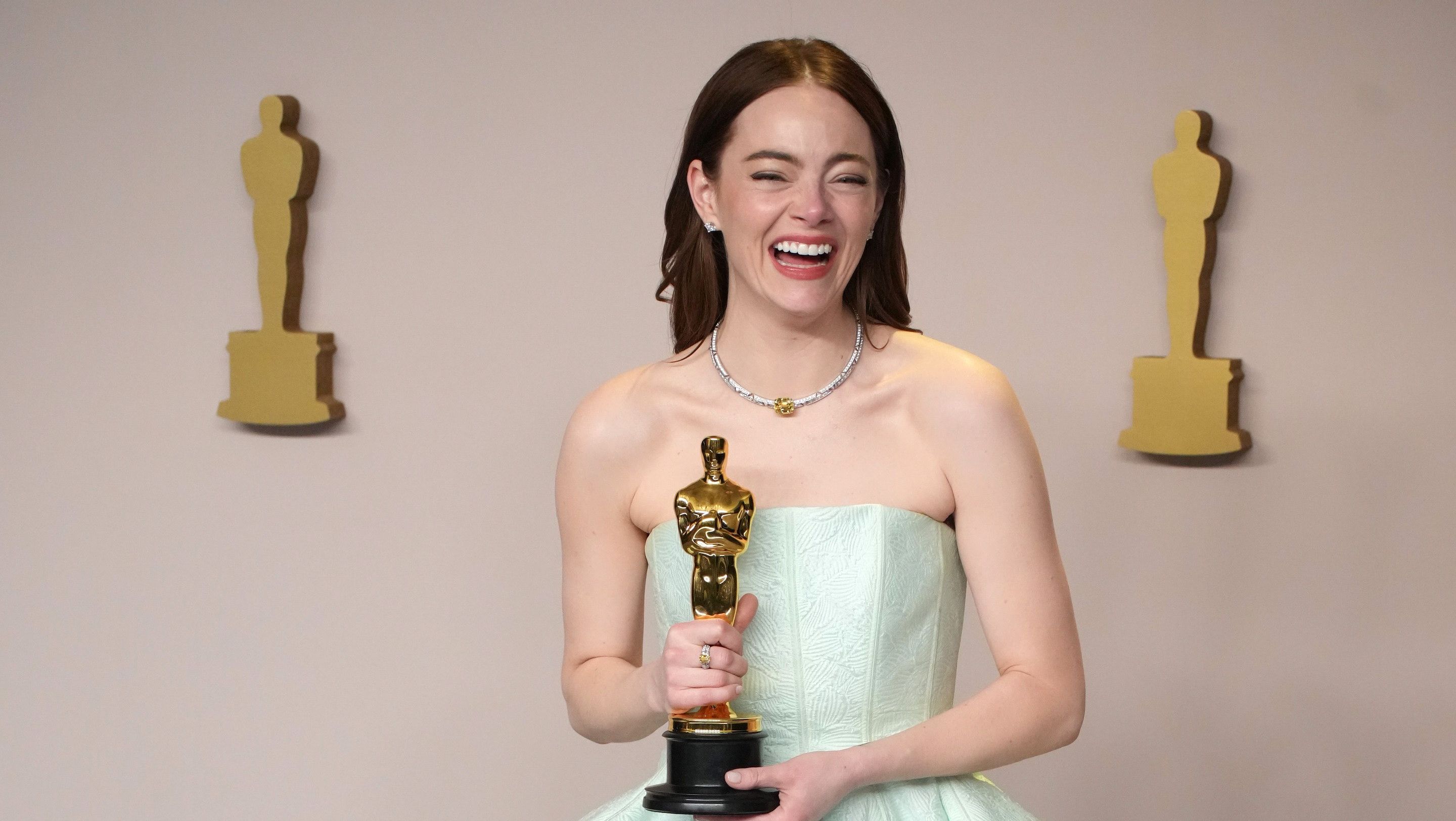 emma stone wins Best Actress at the 2024 Oscars free images
