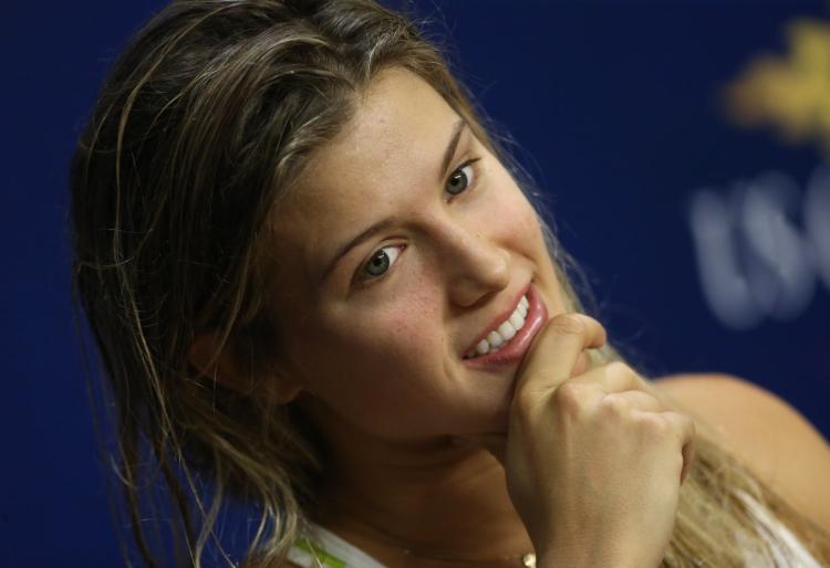 hd eugenie bouchard nice thinking in ground still free download laptop background pictures