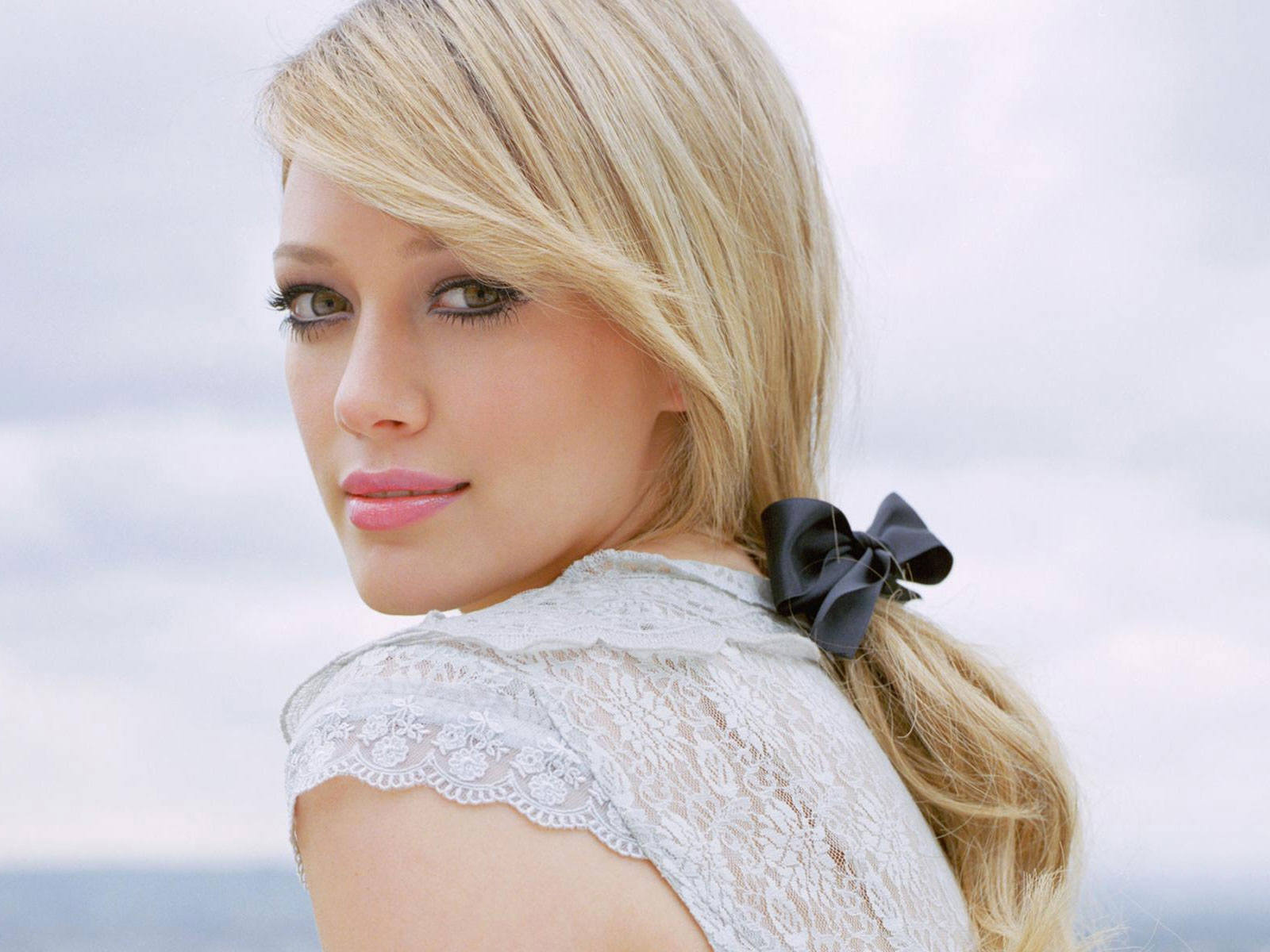 Fantastic Hilary Duff Romantic Side Pose Still Mobile Hd Free Background Desktop Pictures