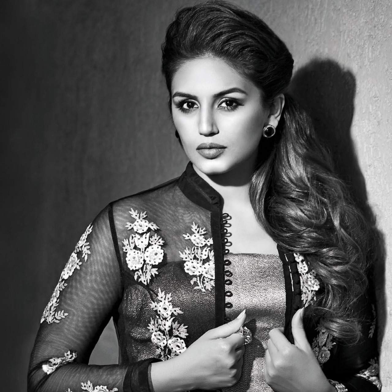 black and white hd stunning huma qureshi wallpapers