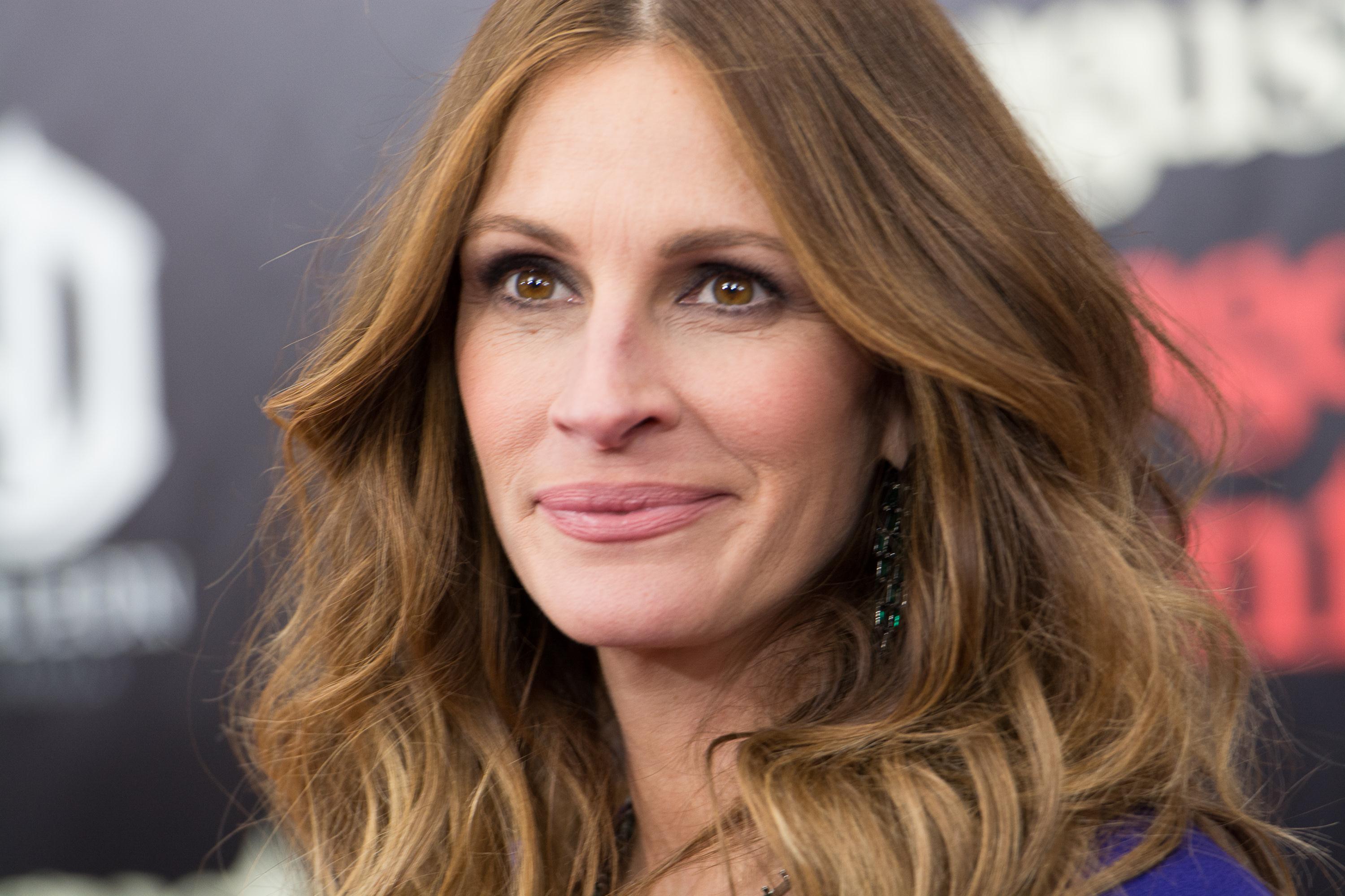 Download Pleasant Julia Roberts Wallpapers For Mobile
