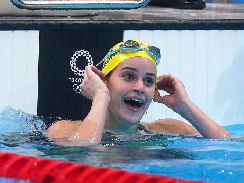 smiling with record australian swimmer medalist kaylee mckeown Olympic images hd