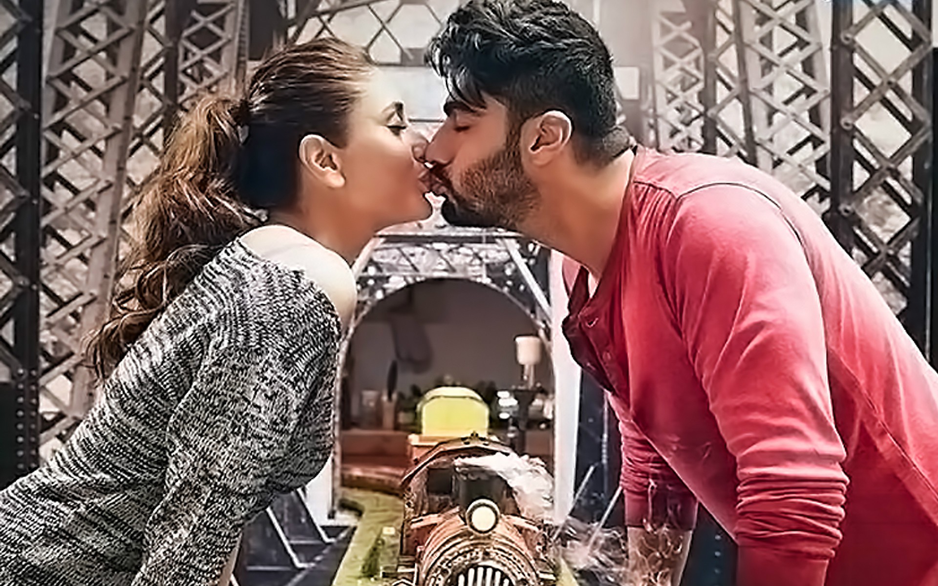 kareena arjun kiss in ki and ka mobile desktop free hd wallpaper