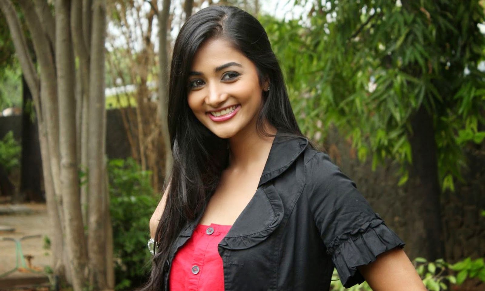 pooja hegde smile pics download hd picture