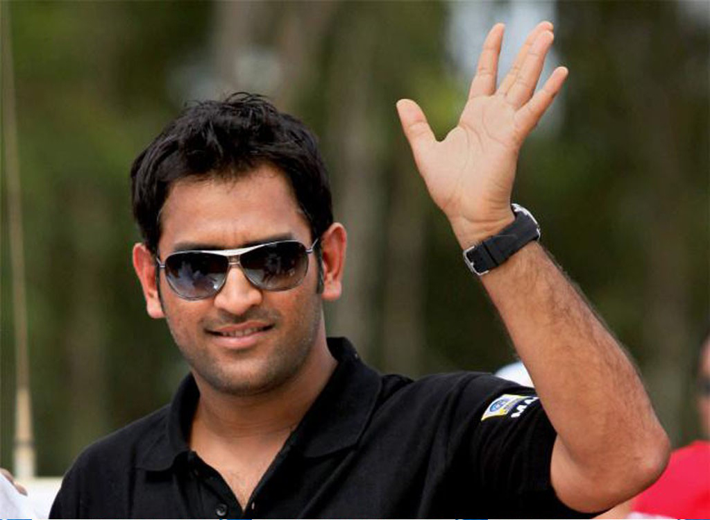Amazing Thala Dhoni Fantastic Smile Face Look With Showing Hands To  Audience Background Free Mobile Desktop