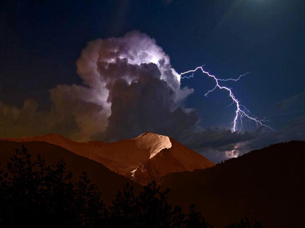 Thunder Shows Beautiful Mountain Lightning Wallpaper Hd Images