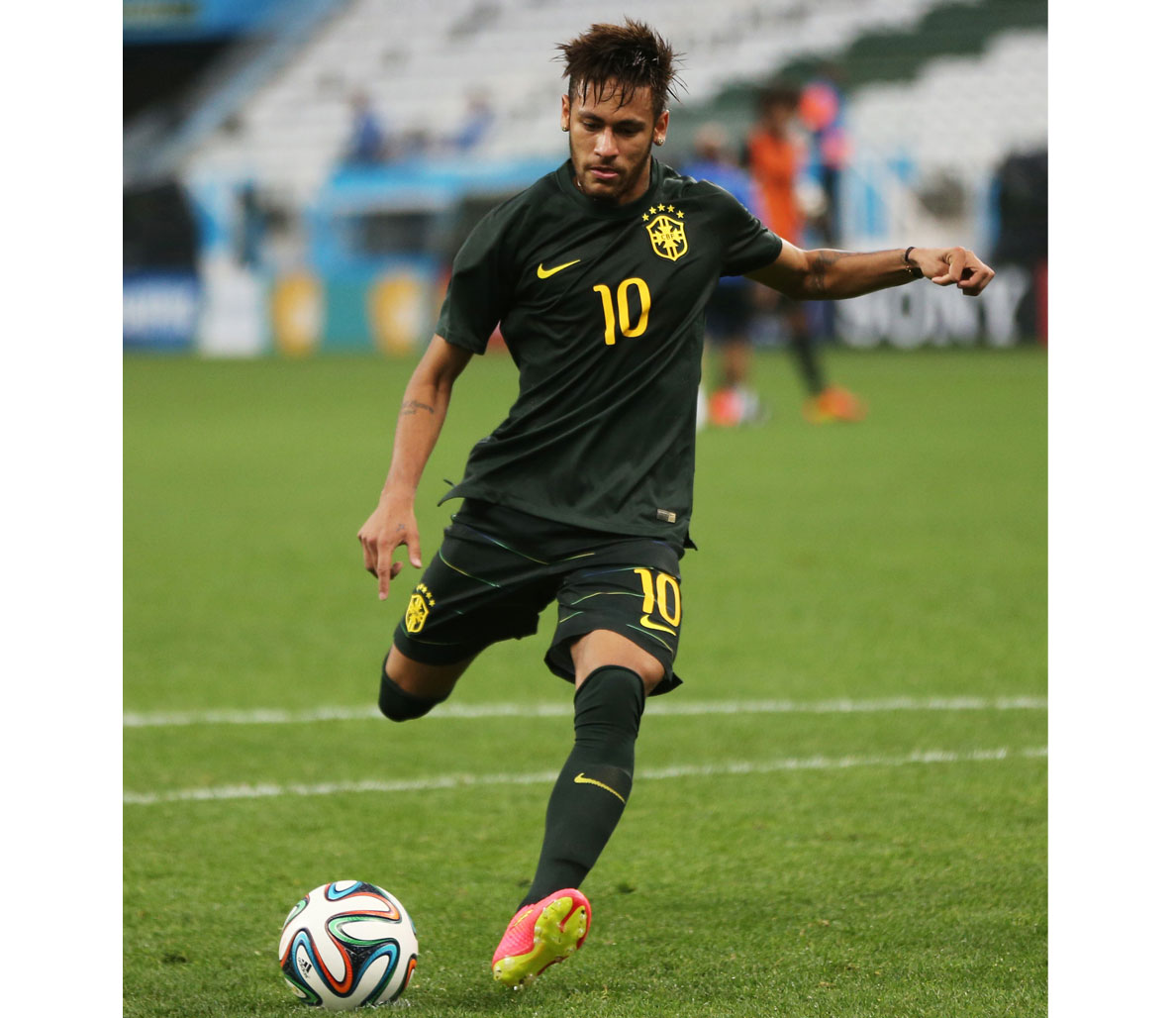 brazil neymar football soccer player free hd kick ball mobile desktop bakground download wallpaper images