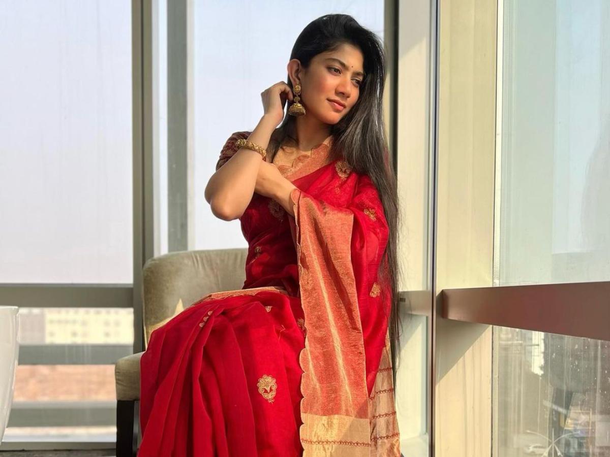 Classy Wearing Red Saree Style Sai Pallavi Wallpaper
