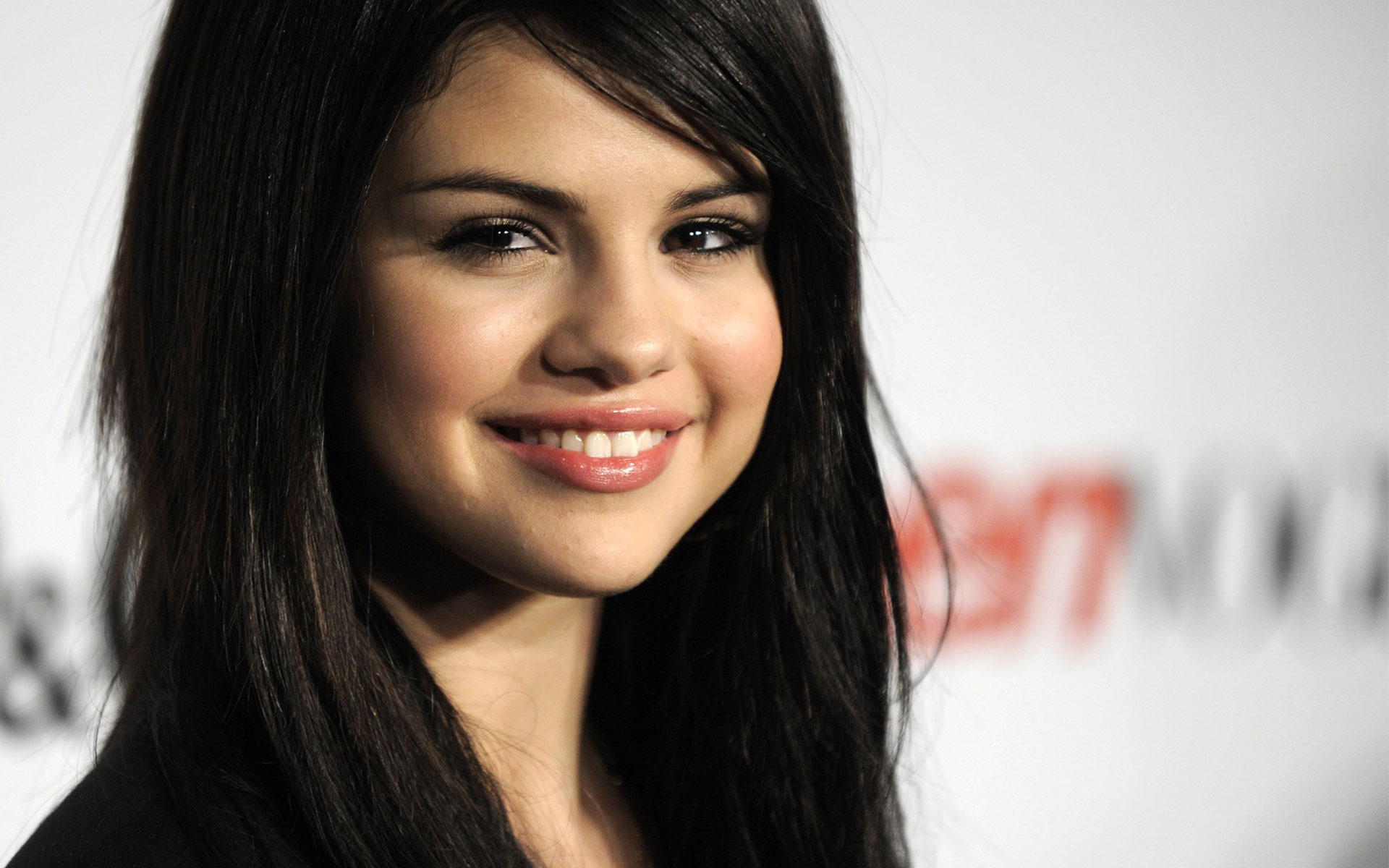 Selena Gomez Fantastic Smiling Face Still Background Free Hd Download Laptop Photo