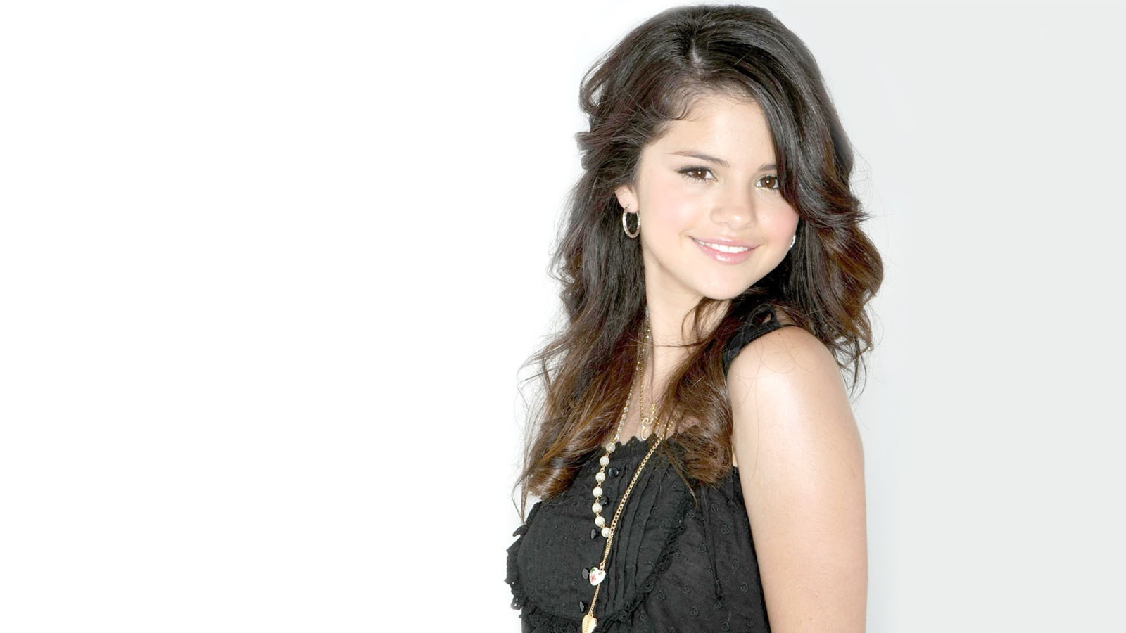 Selena Gomez Smiling Pics Hd Wallpaper