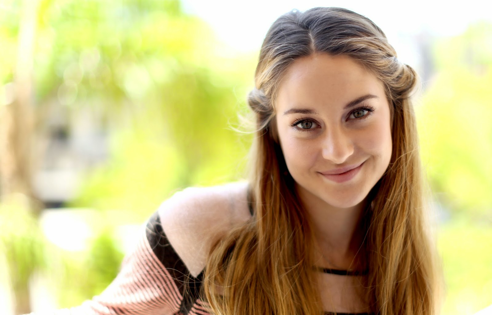 Shailene Woodley hot Hollywood actross smiling pictures
