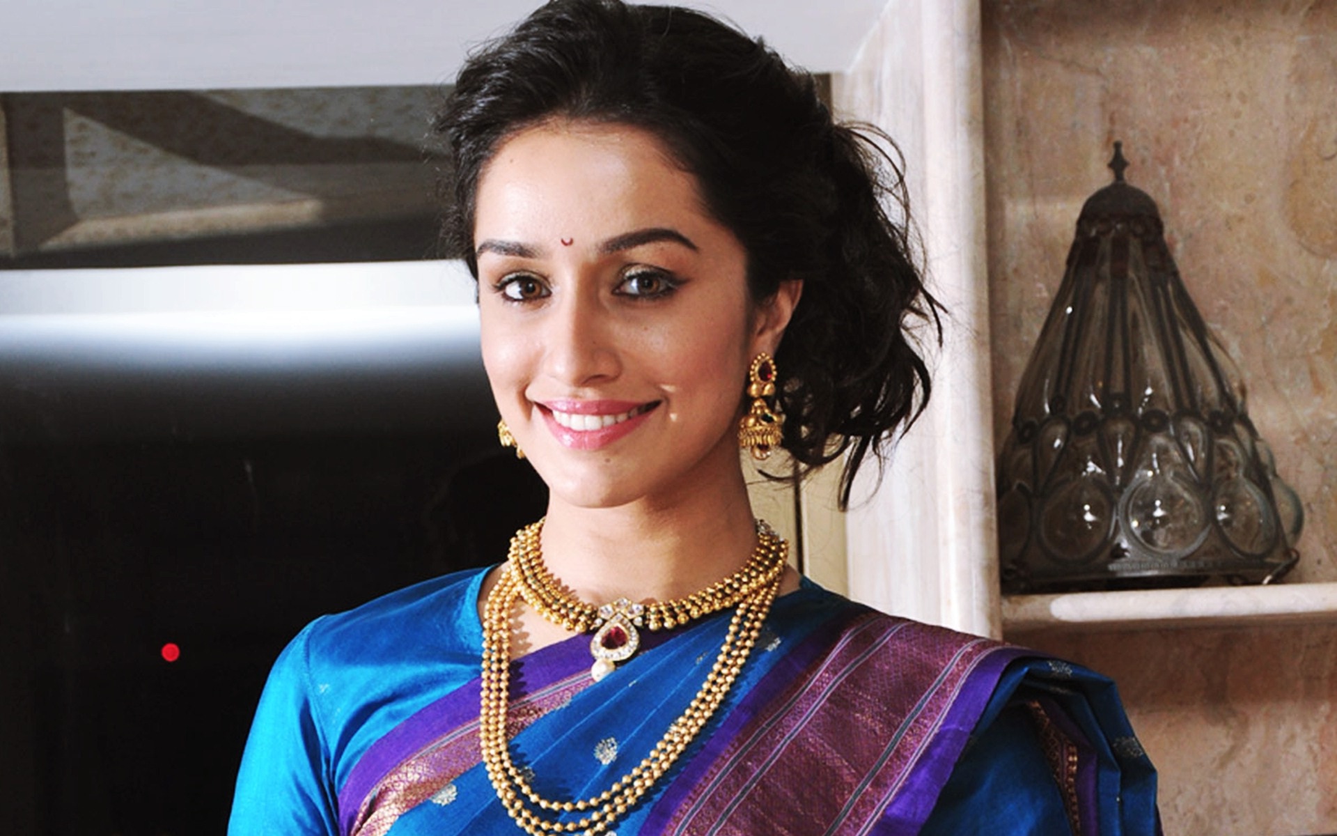 Lovely Shraddha Kapoor Beautiful Look Background Hd Mobile Download Photos