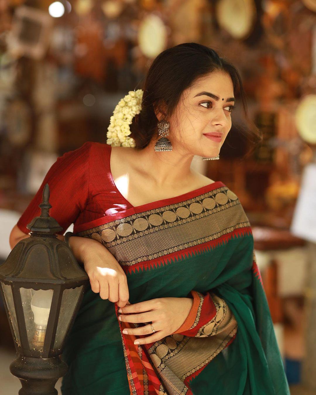 charming siddhi Idnani saree tamil actress heroine wallpaper 