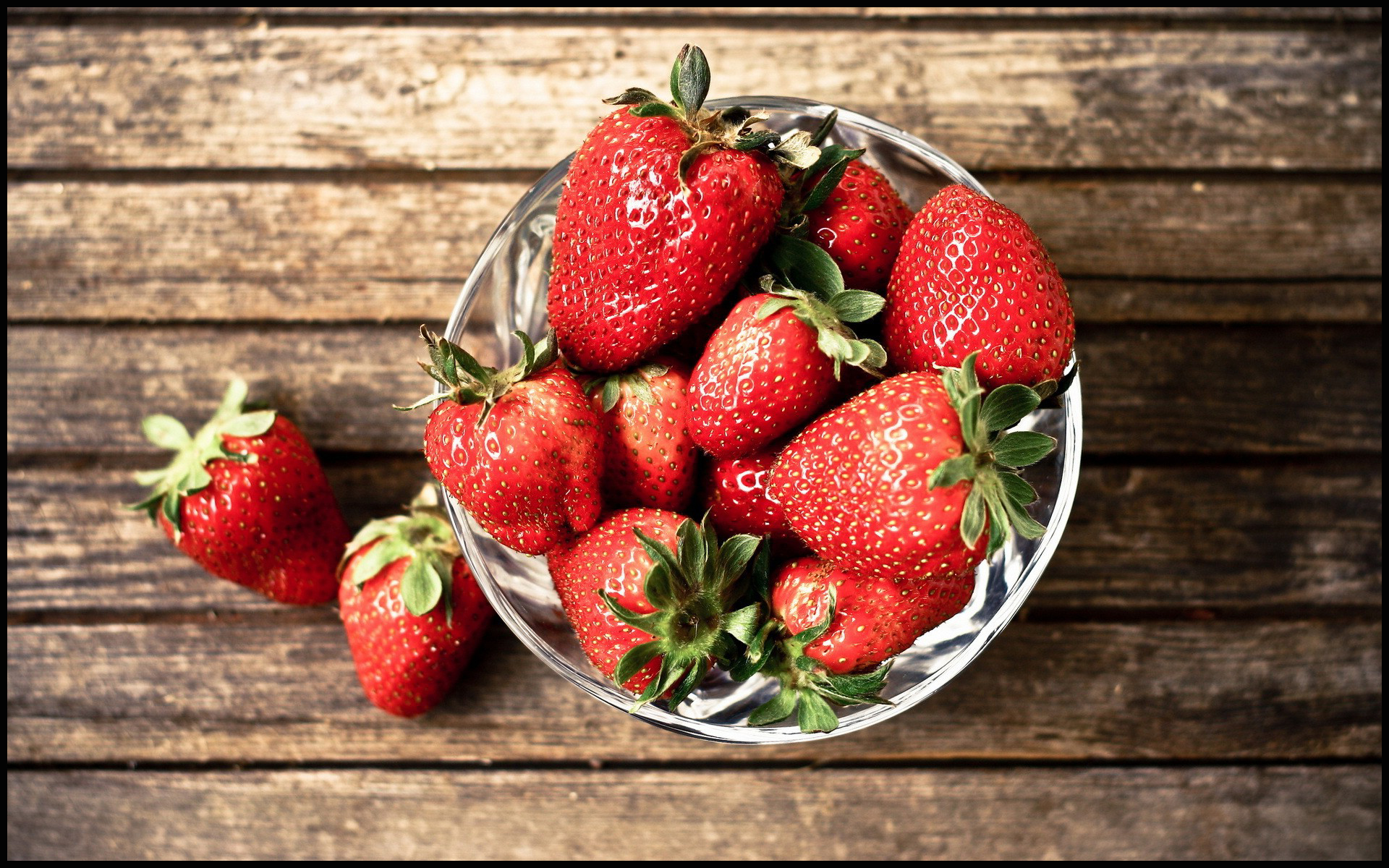 strawberry wide desktop background