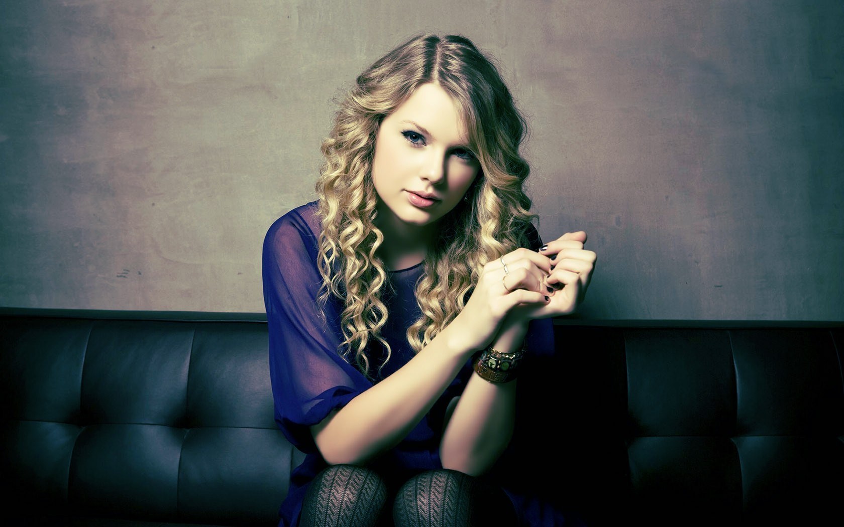 Download Taylor Swift Free Hd Background Mobile Fantastic Pose With Sofa