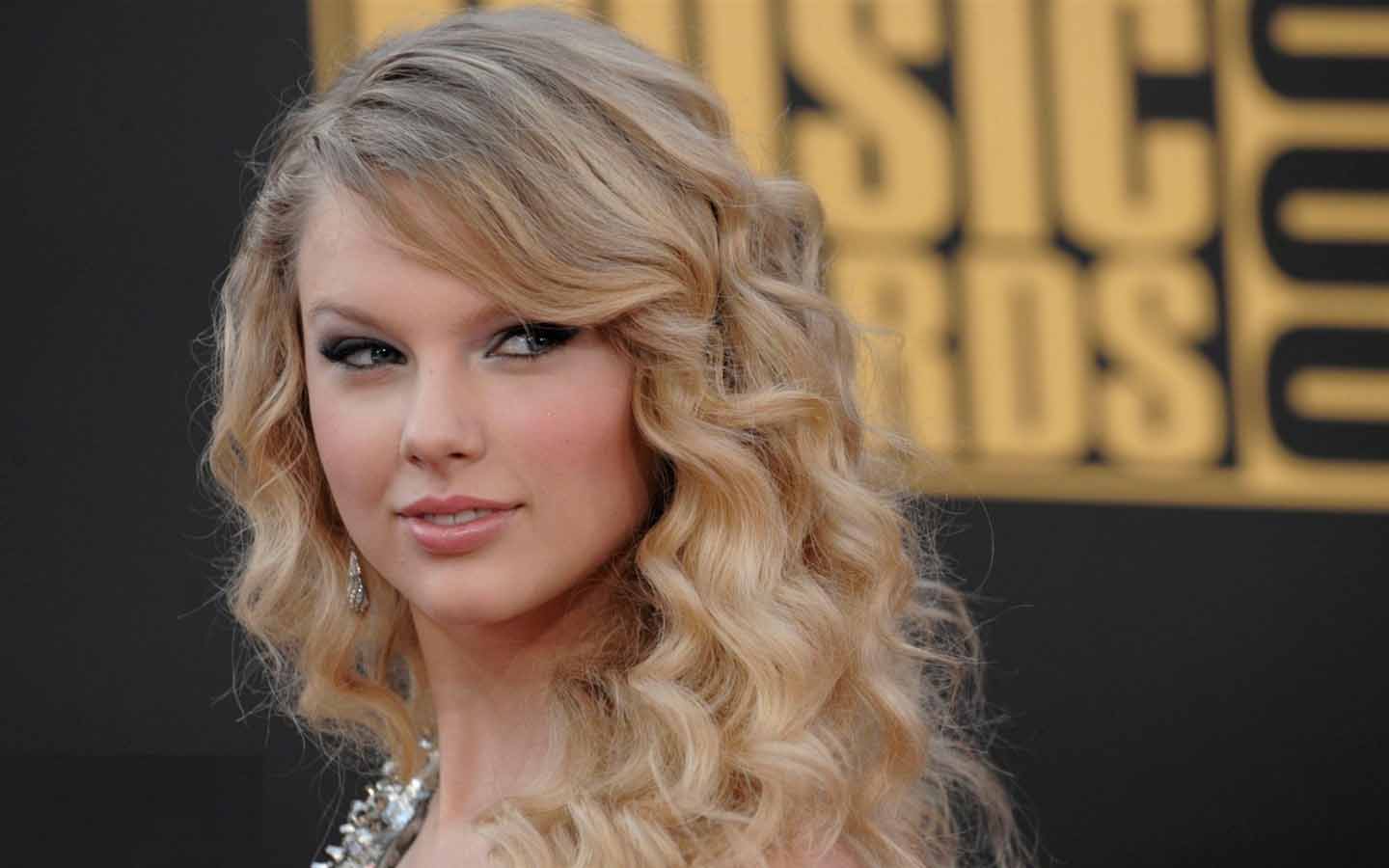 Fantastic Taylor Swift Beautiful Eye Look Up Still Mobile Background Free Hd Desktop Pictures