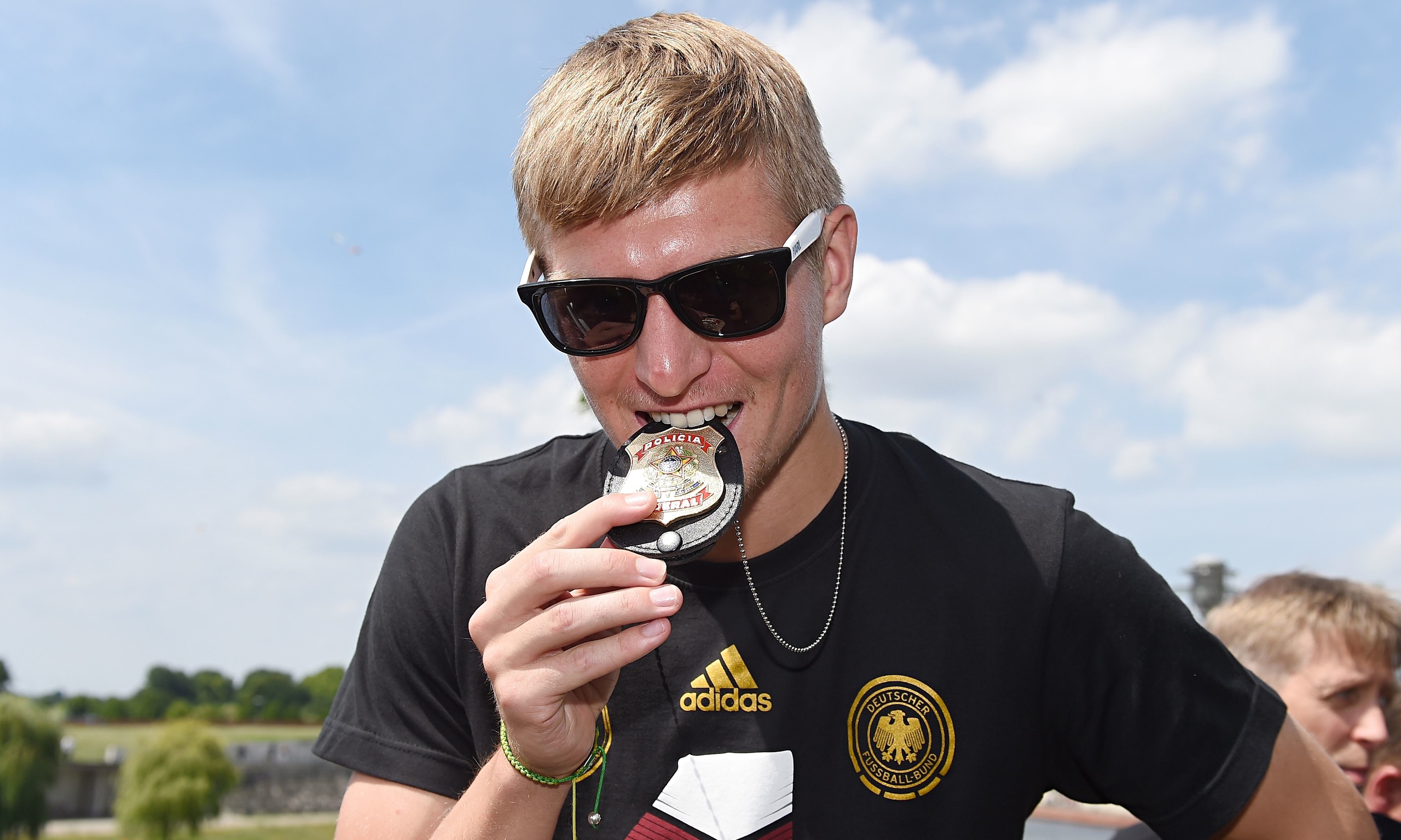 Toni Kroos Football Soccer Player Free Showing Medal Mobile Hd Background Download Wallpapers Pics