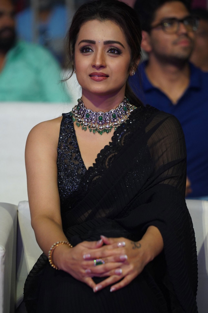 trisha krishnan telugu tamil celeberity actress stills download hd